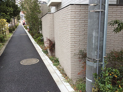 集合住宅の周囲を囲む高い塀