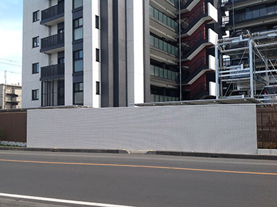 歩道からの目隠しになる高い塀