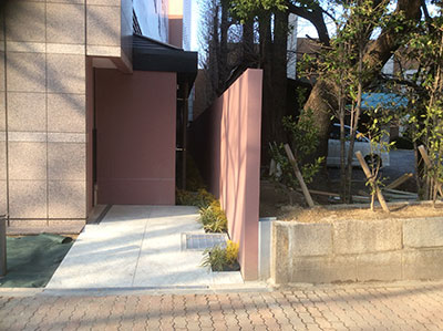 隣地境界に立つ高い塀